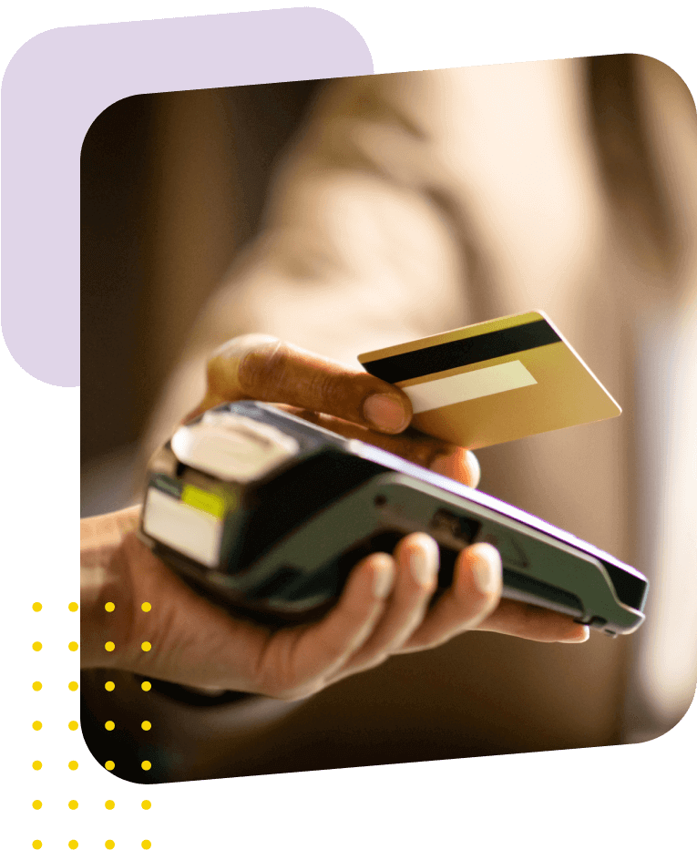 image-anager-giving-credit-card-to-waitress